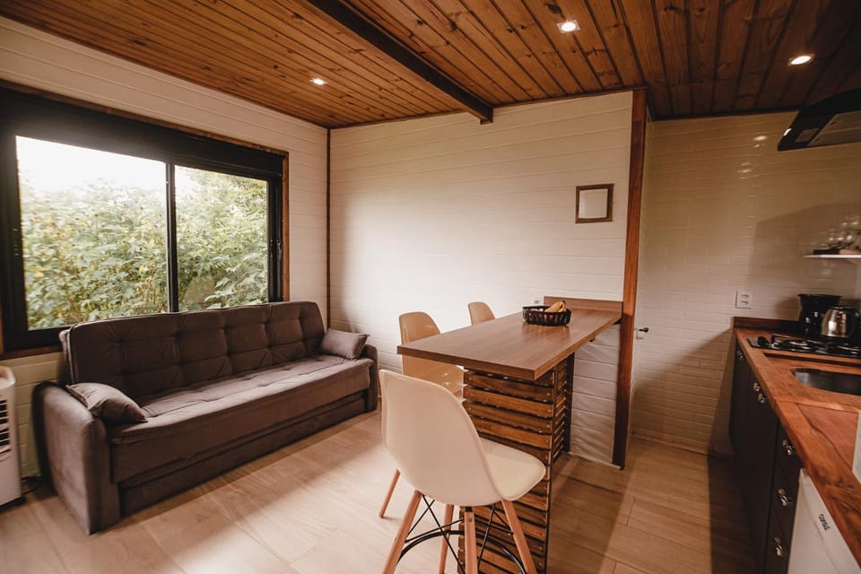 Kitchen or kitchenette, Dining area, minibar