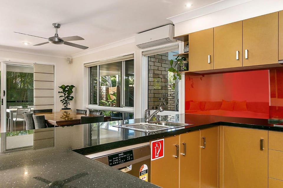 Kitchen or kitchenette, Dining area, dishwasher, fireplace, air conditioner
