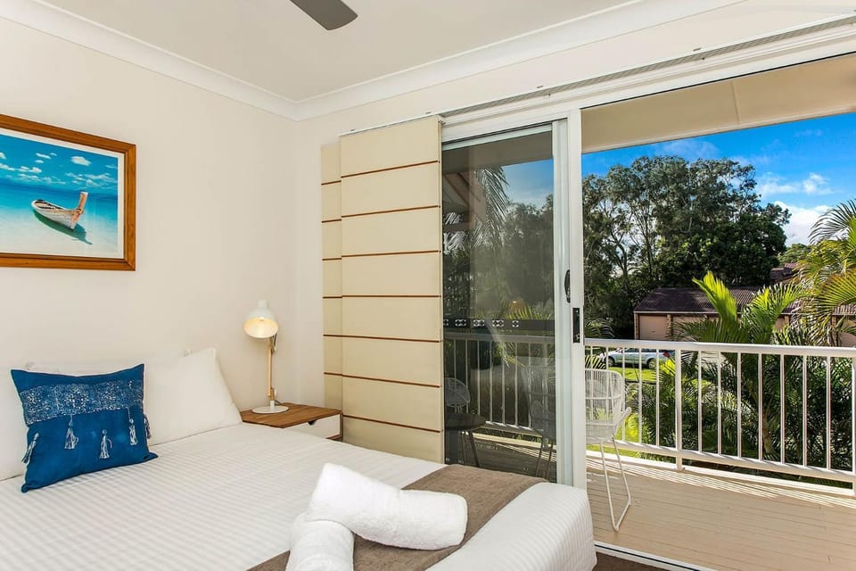 Bed, Balcony/Terrace, Decorative detail, Seating area, Bedroom, towels
