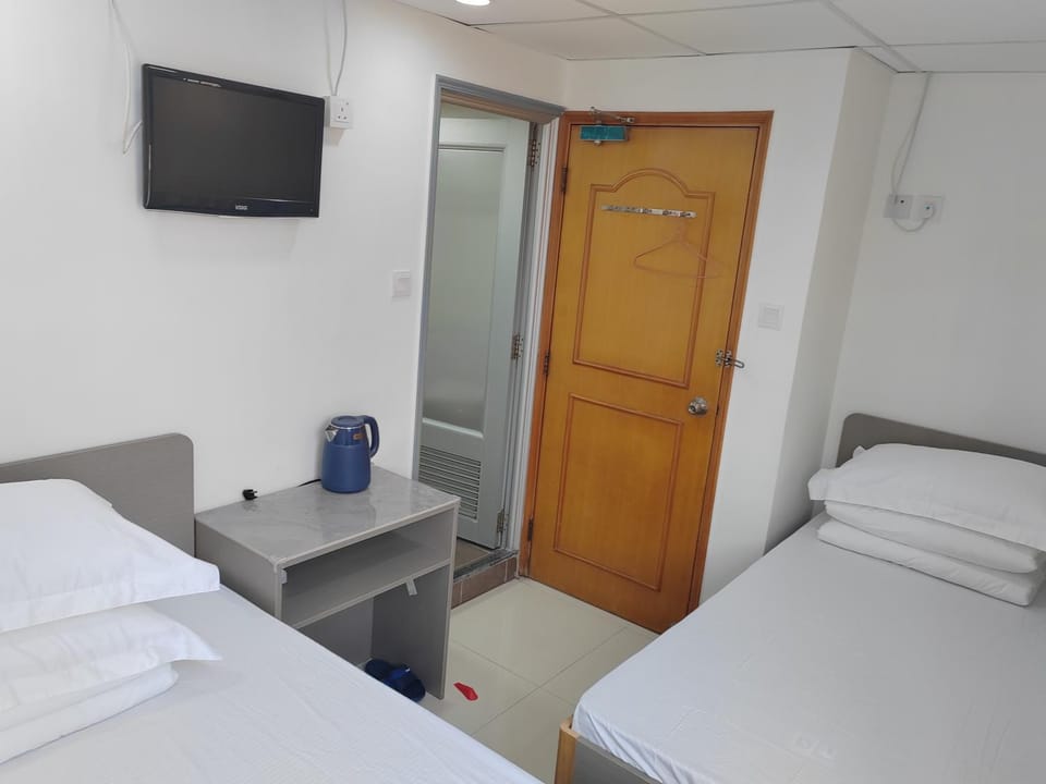 Bed, TV and multimedia, Photo of the whole room, Bedroom, towels