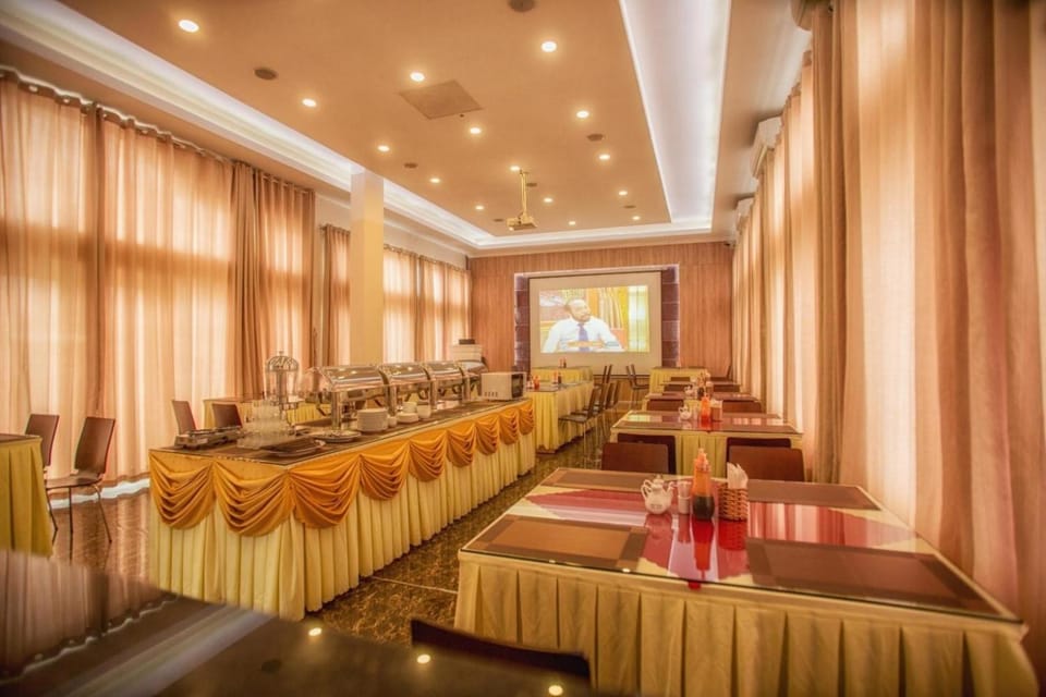 Restaurant/places to eat, Restaurant/places to eat, Meeting/conference room