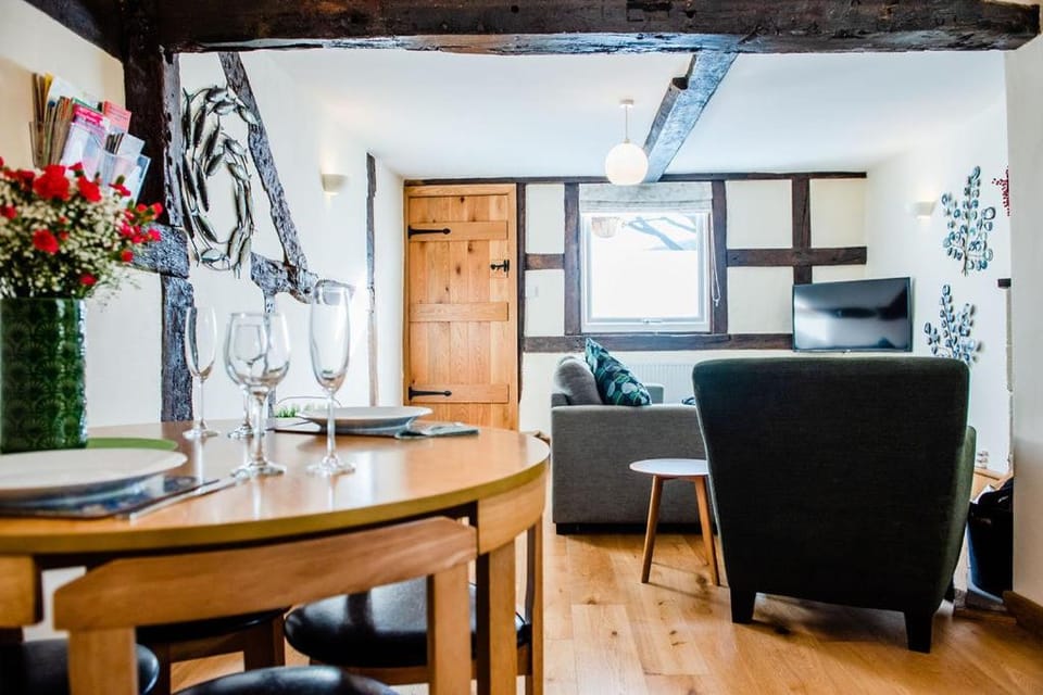 Thursdays Corner Tudor Cottage House in Wales