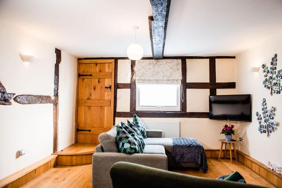 Thursdays Corner Tudor Cottage House in Wales