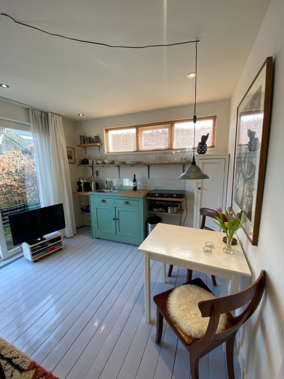 Kitchen or kitchenette, Dining area, stove