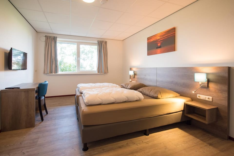 Shower, Toilet, Bed, TV and multimedia, Photo of the whole room