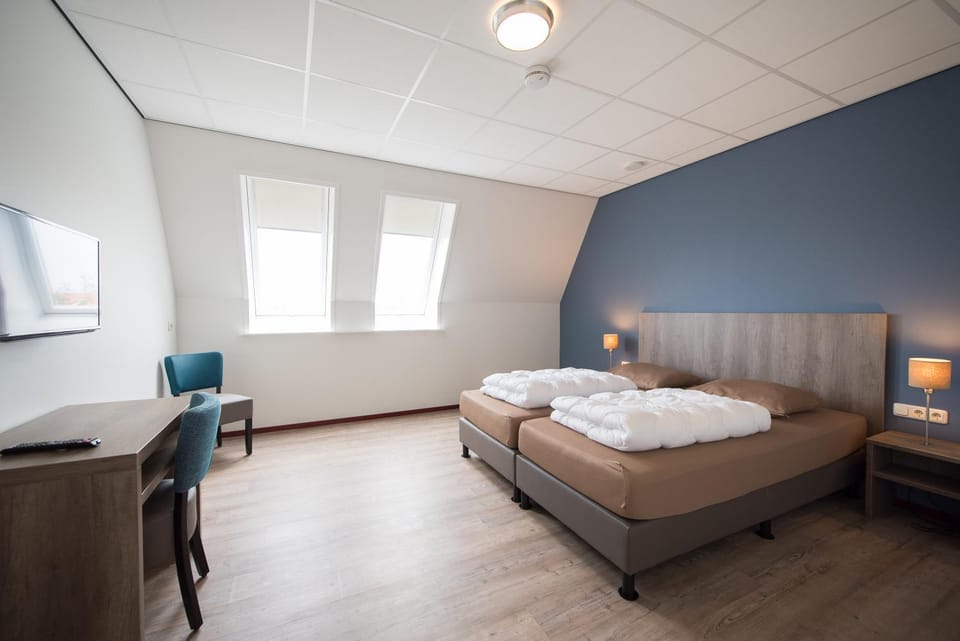Shower, Toilet, Bed, TV and multimedia, Bedroom, Sea view