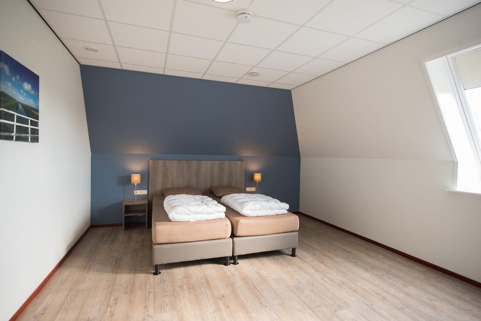 Shower, Toilet, Bed, TV and multimedia, Bedroom