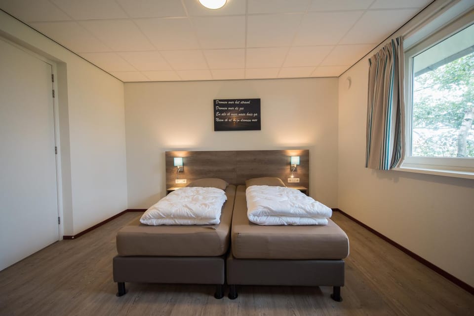 Shower, Toilet, Bed, TV and multimedia, Bedroom