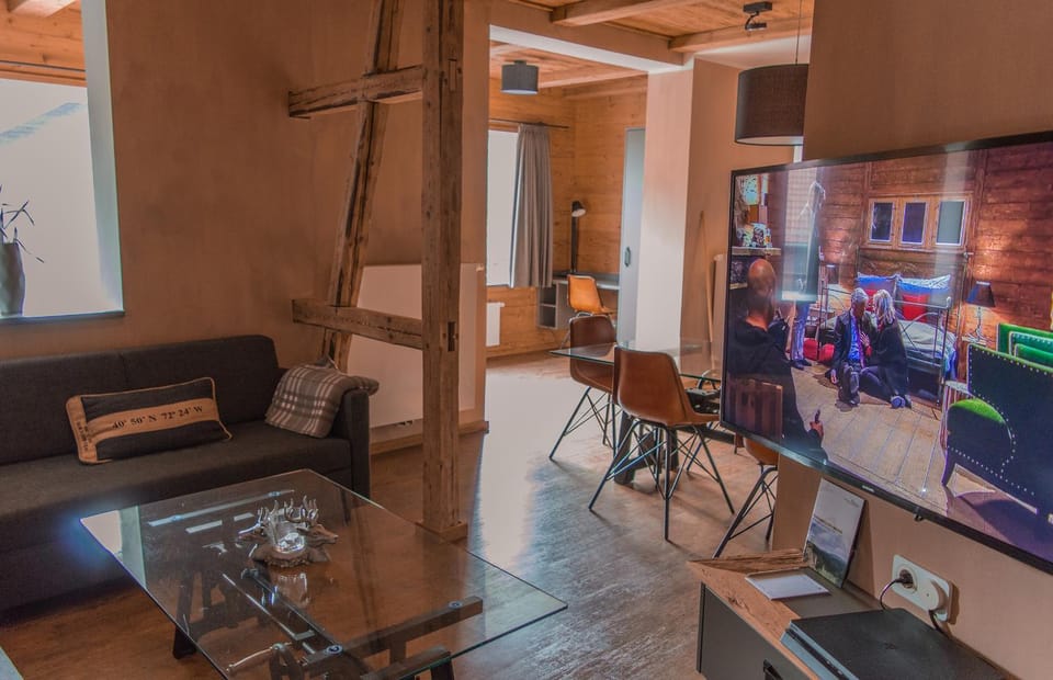TV and multimedia, Living room, Photo of the whole room, City view, Quiet street view