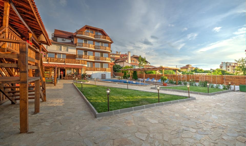 Patio, Garden, Swimming pool