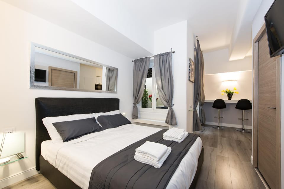 Photo of the whole room, Bedroom