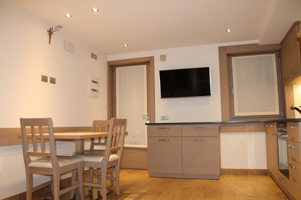 TV and multimedia, Kitchen or kitchenette, Seating area, Dining area
