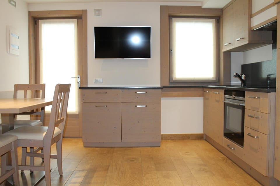 TV and multimedia, Kitchen or kitchenette, Living room, dishwasher, stove