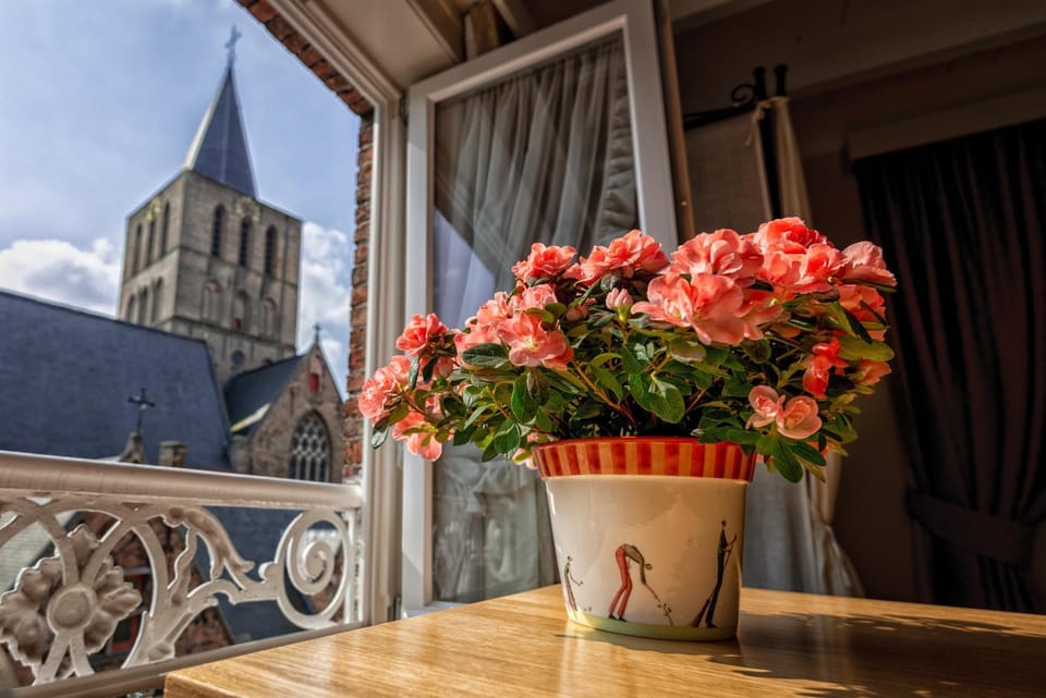 View (from property/room), Decorative detail, City view, Street view, Quiet street view