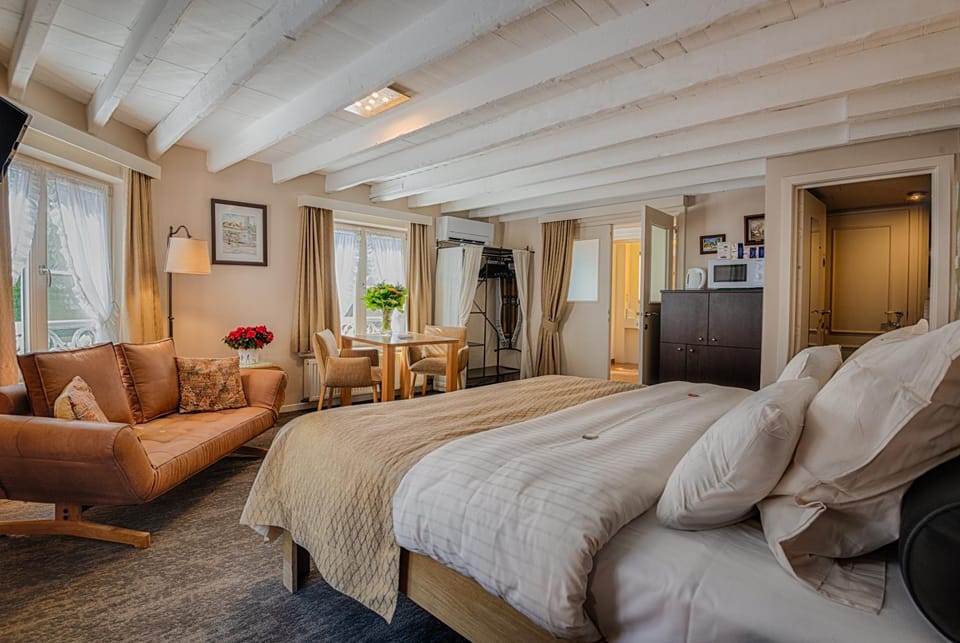 Bed, Coffee/tea facilities, Kitchen or kitchenette, Photo of the whole room, Decorative detail, Seating area, Dining area, Bedroom, Continental breakfast, Alcoholic drinks, Non alcoholic drinks