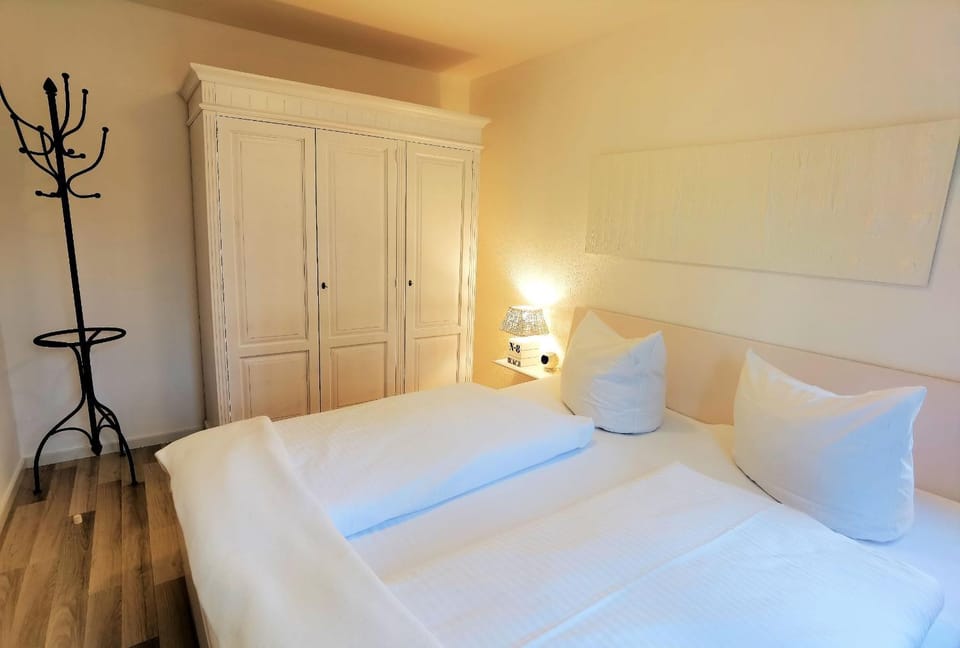 Bed, Bedroom, safe, wardrobe