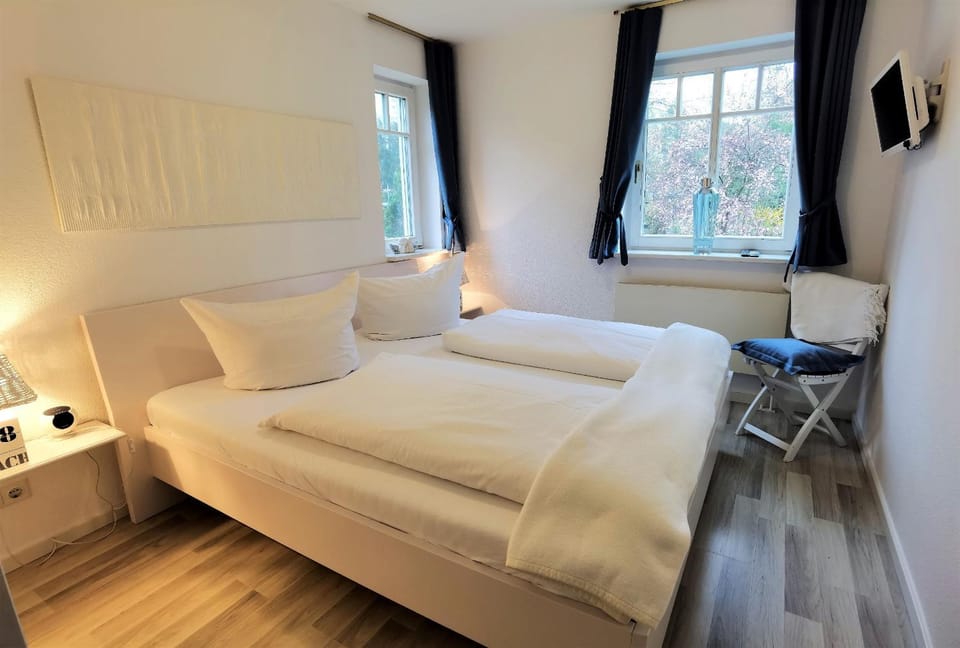 Bed, TV and multimedia, Bedroom, Garden view