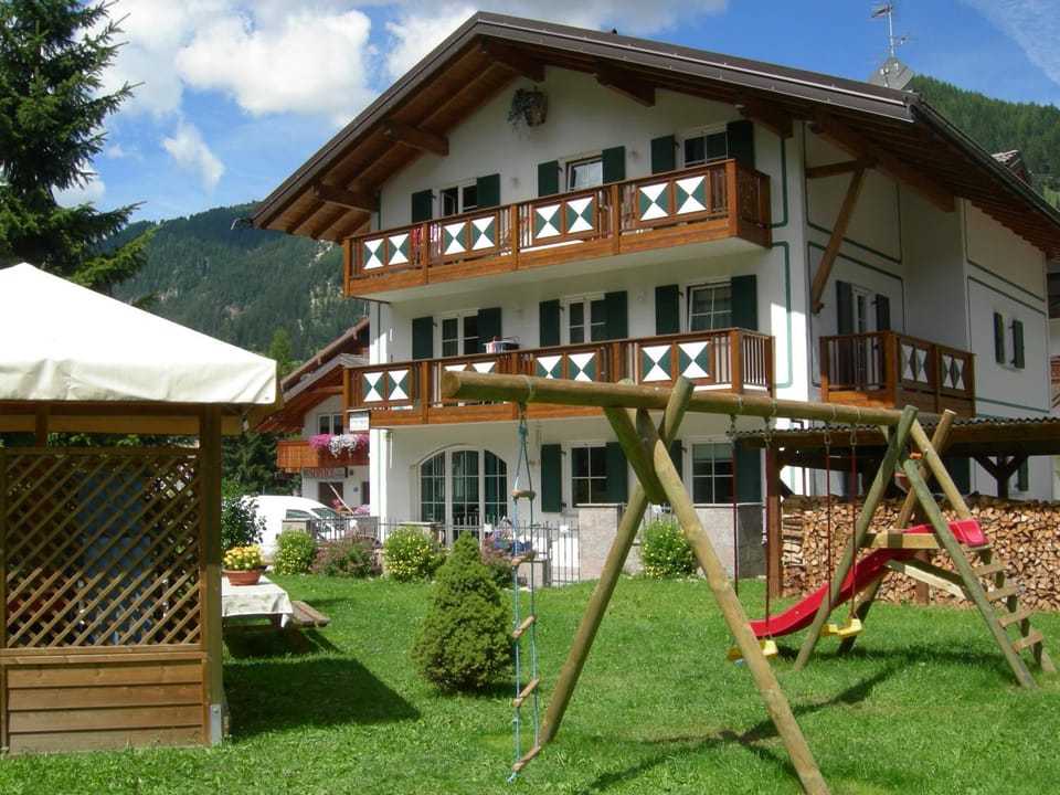 Property building, Facade/entrance, Day, Summer, Children play ground, Game Room, Garden, Nightclub / DJ, Ski School, Skiing, Balcony/Terrace, Hiking, Cycling, Evening entertainment, Pets, City view, Garden view, Landmark view, Mountain view, Swimming pool, Sports, Entertainment