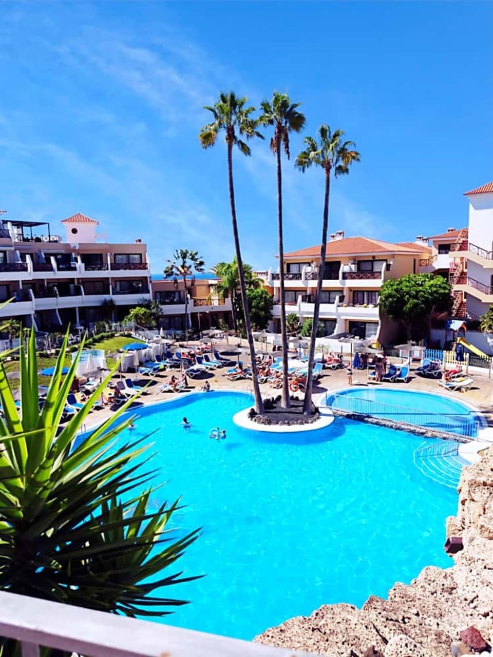 Property building, Day, Pool view, Swimming pool