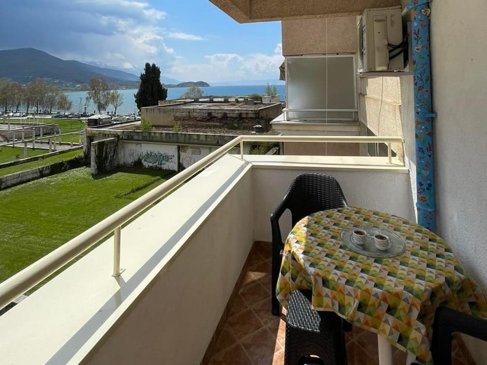 Natural landscape, Balcony/Terrace, Seating area, Lake view, Mountain view