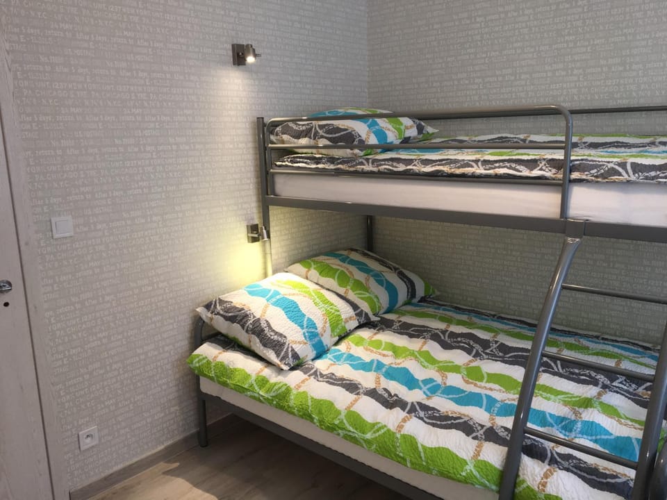 Bedroom, bunk bed