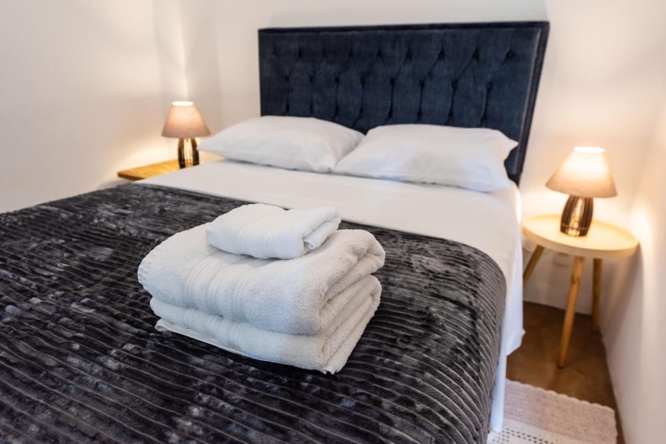 Bed, Bedroom, towels