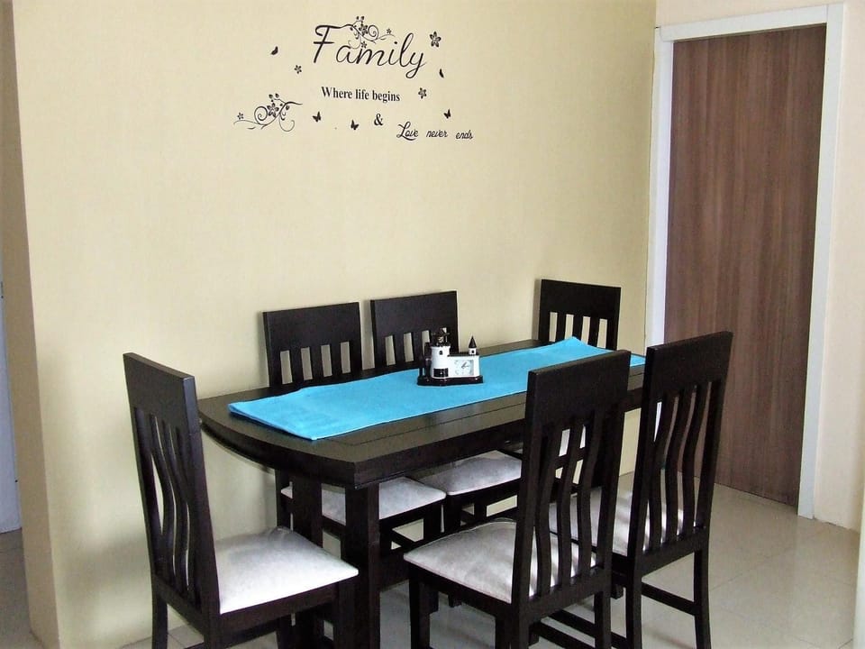 Living room, Seating area, Dining area, Meeting/conference room