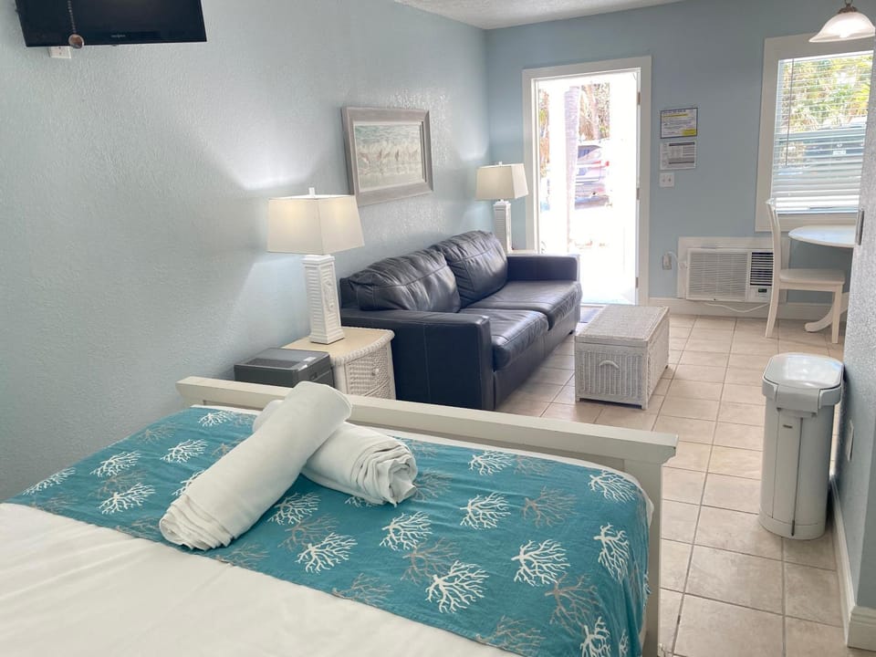 Bed, Photo of the whole room, Seating area