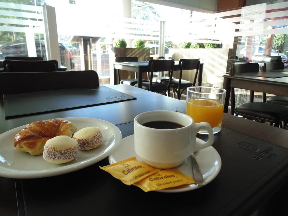 Restaurant/places to eat, Breakfast, American breakfast, Non alcoholic drinks