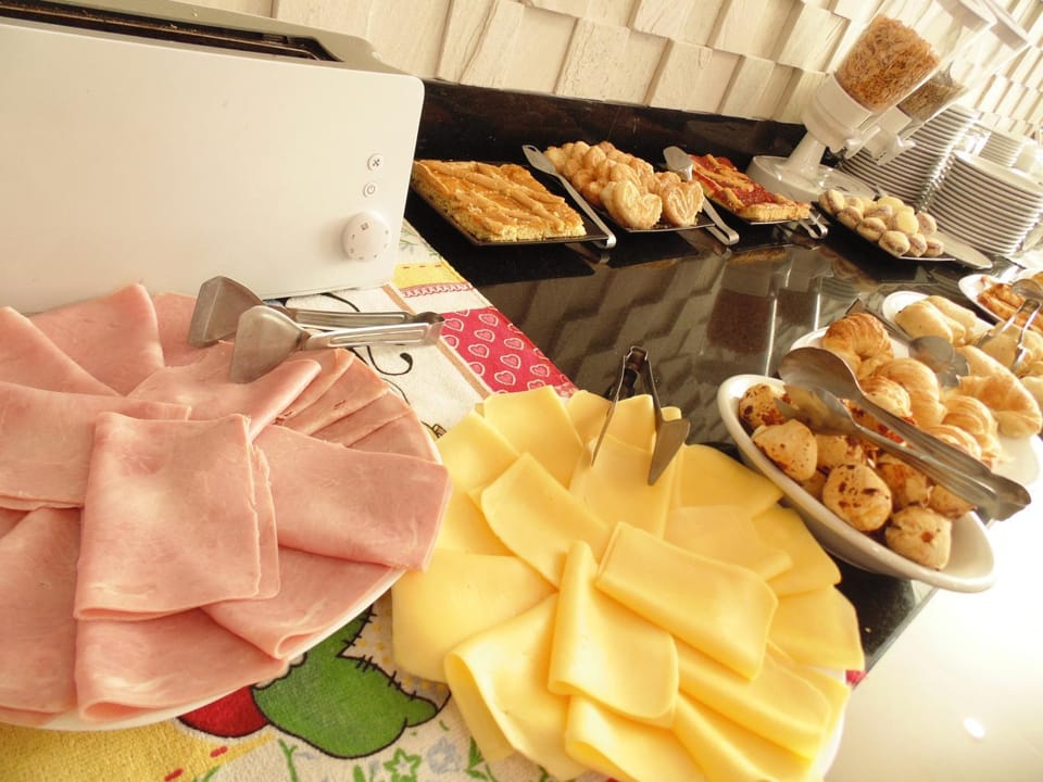 Restaurant/places to eat, Lounge or bar, Breakfast, American breakfast, Non alcoholic drinks