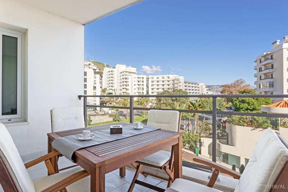 Balcony/Terrace, Dining area, City view, Garden view, Landmark view, Street view