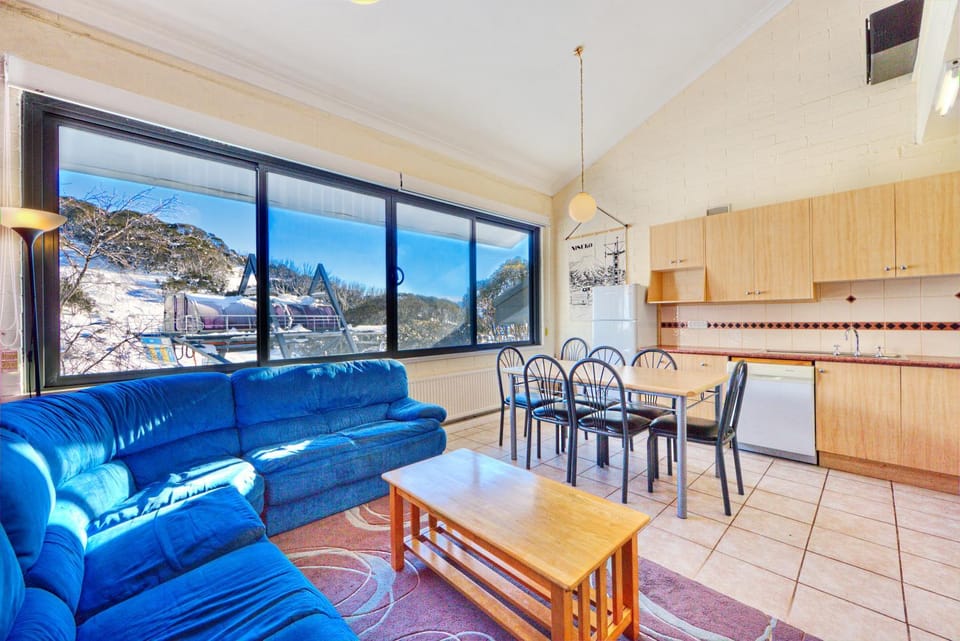 Living room, Dining area, Mountain view