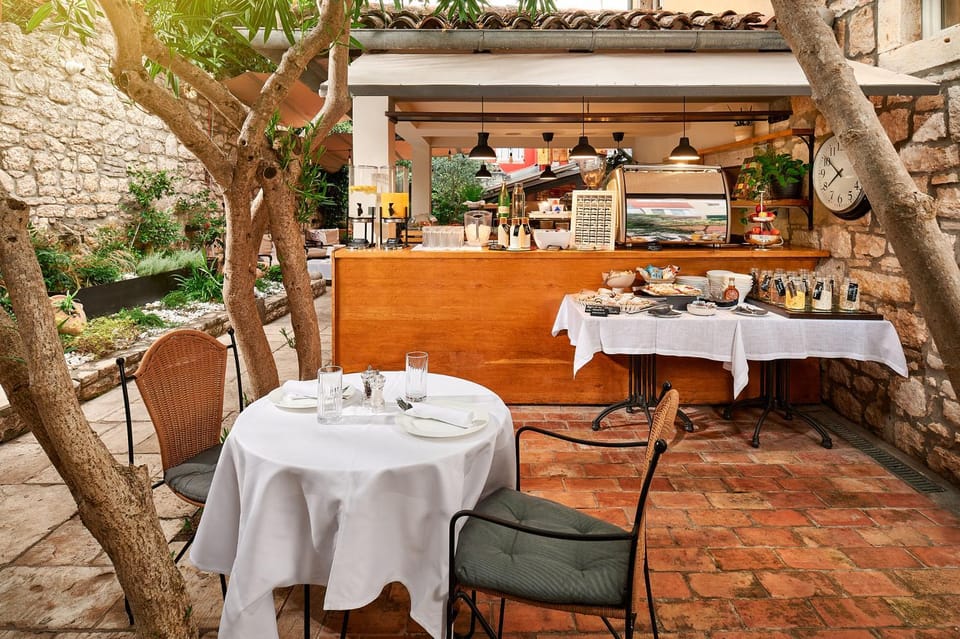 Patio, Restaurant/places to eat, Day, Food and drinks, Food, Breakfast