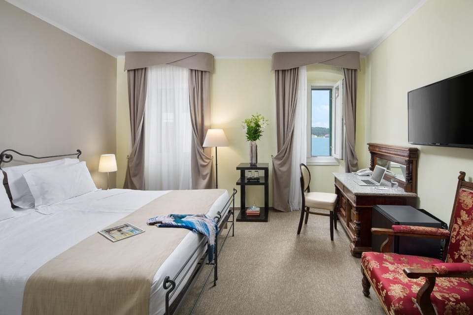 Bed, TV and multimedia, Photo of the whole room, Bedroom, Sea view