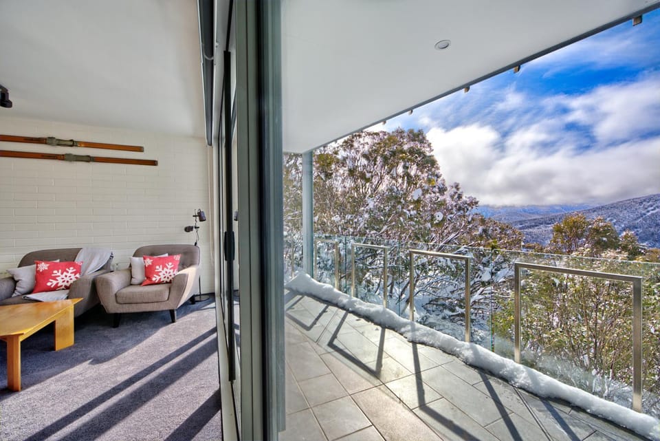 View (from property/room), Balcony/Terrace, Mountain view