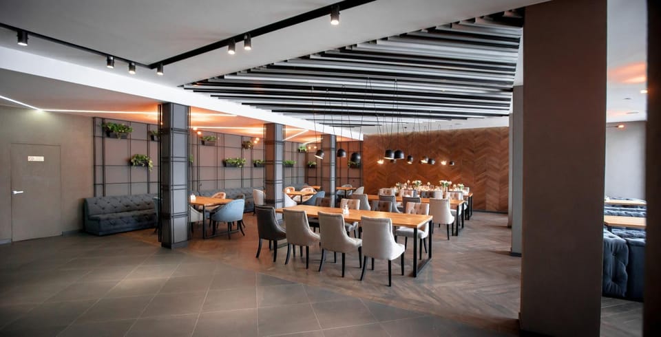 Restaurant/places to eat, Restaurant/places to eat, Banquet/Function facilities, Seating area