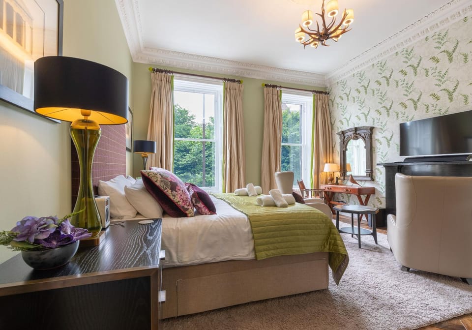 Nearby landmark, Bed, Day, Natural landscape, View (from property/room), Business facilities, Decorative detail, Seating area, Bedroom, Guests, Landmark view, Seasons, Time of day, children, young children, older children, group of guests, cot, Family