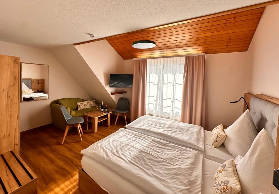 Bed, TV and multimedia, Photo of the whole room, Bedroom