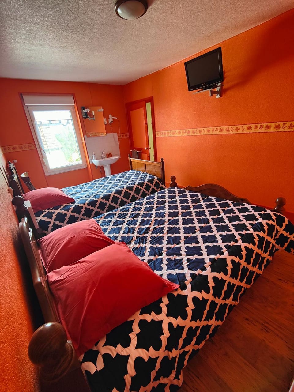 Bed, TV and multimedia, Photo of the whole room, Bedroom