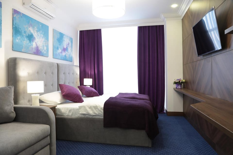 TV and multimedia, Balcony/Terrace, Bedroom, Landmark view, cot, Family