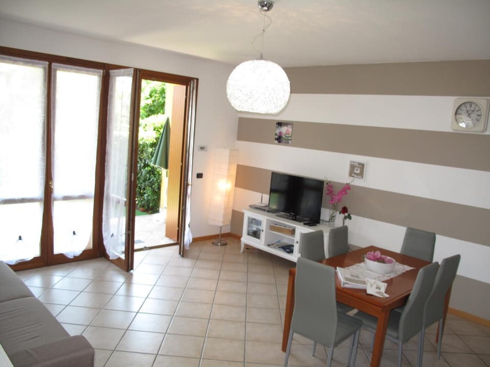TV and multimedia, Living room, Seating area, Dining area