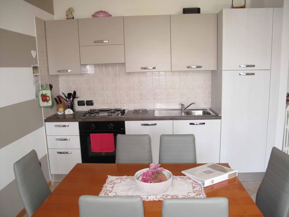Coffee/tea facilities, Kitchen or kitchenette, Dining area
