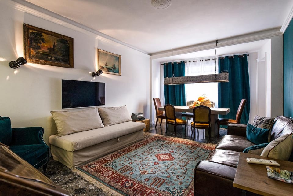 TV and multimedia, Living room, Seating area, Dining area