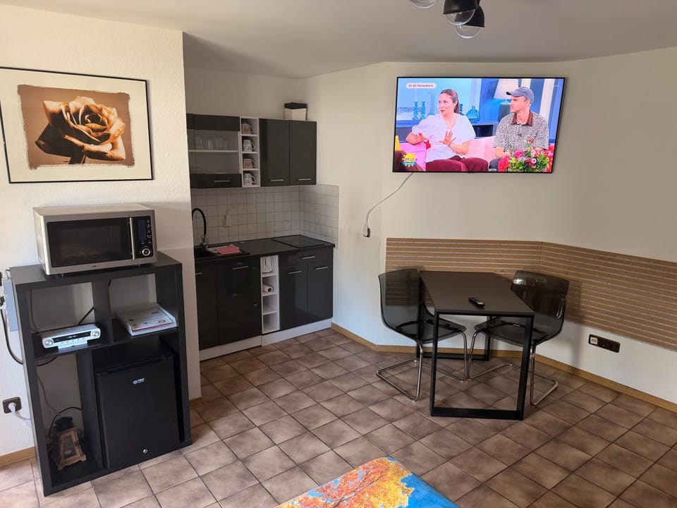 TV and multimedia, Kitchen or kitchenette, Living room