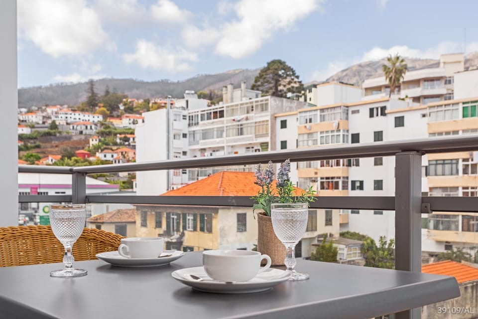 Balcony/Terrace, Dining area, City view, Landmark view, Mountain view, Area and facilities