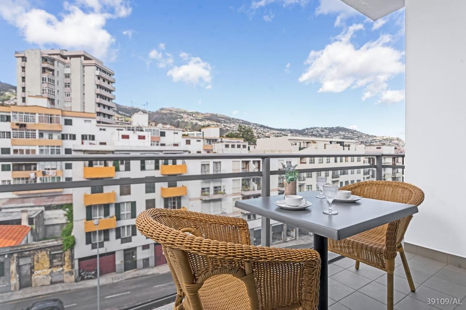 Balcony/Terrace, Dining area, City view, Street view