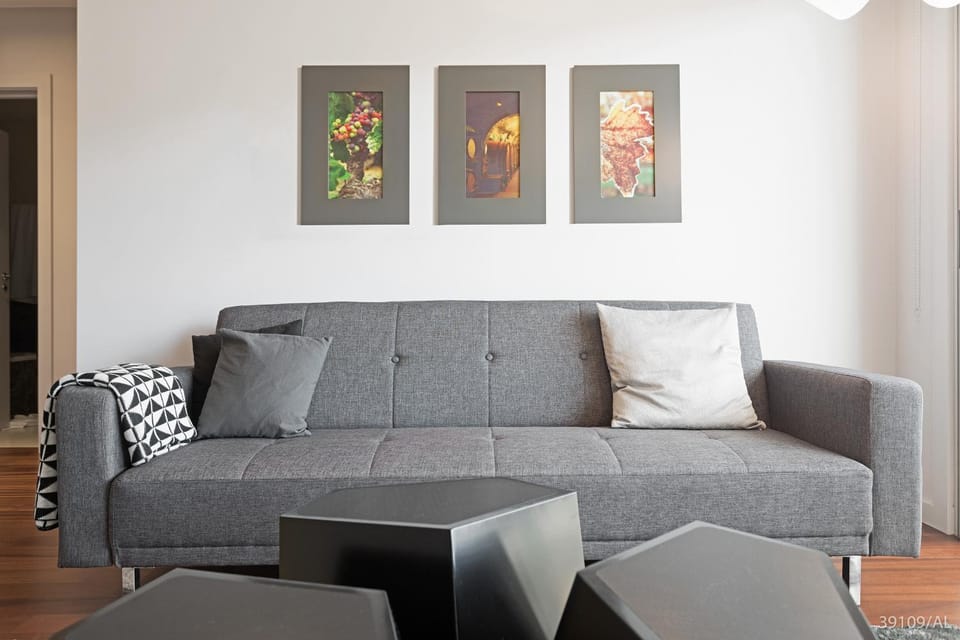 TV and multimedia, Living room, Decorative detail, Seating area, Area and facilities