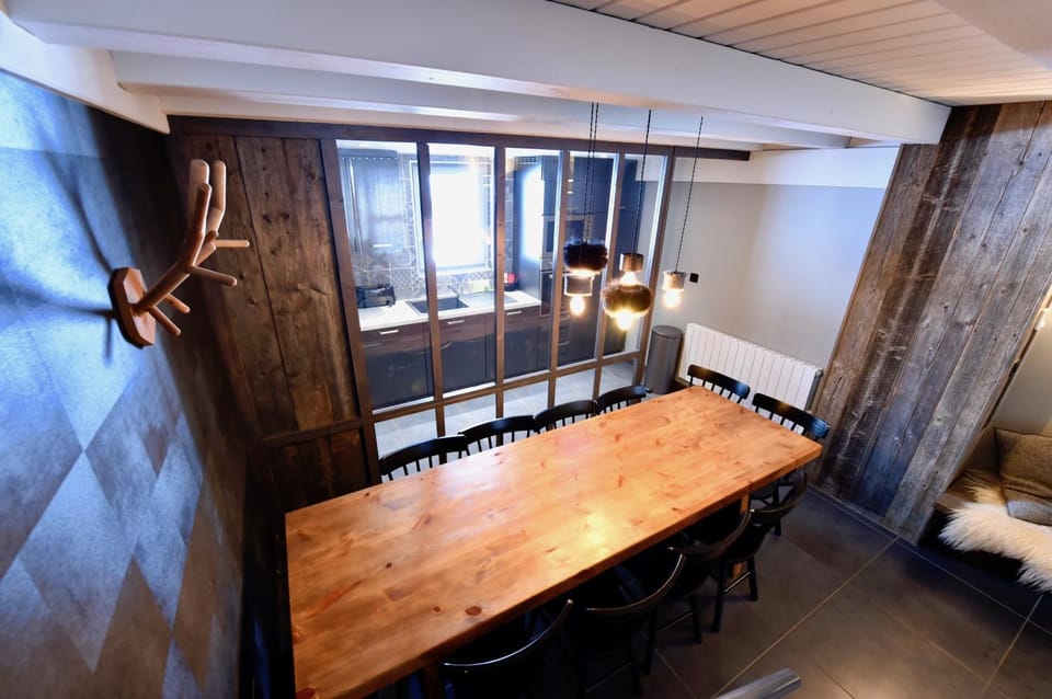 Kitchen or kitchenette, Dining area