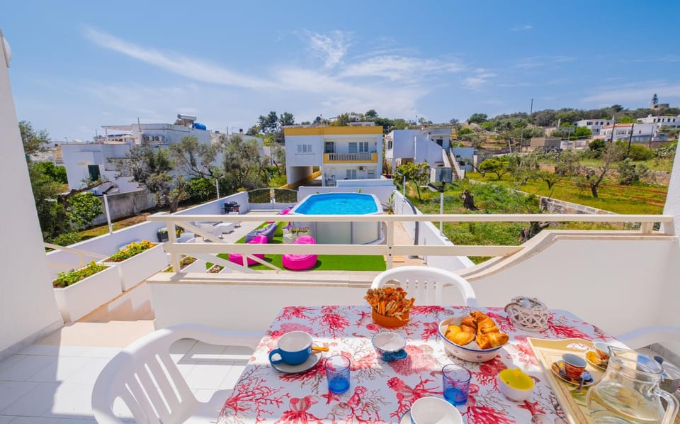 Balcony/Terrace, Swimming pool, Breakfast, Inner courtyard view