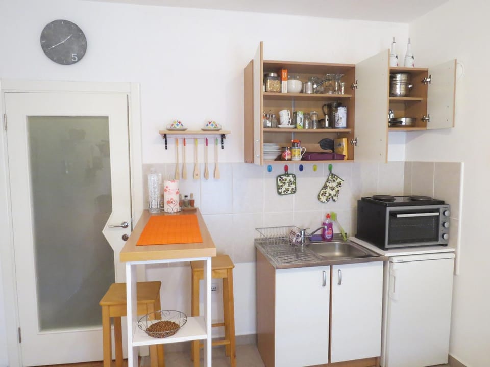 Coffee/tea facilities, Kitchen or kitchenette, Decorative detail, Dining area